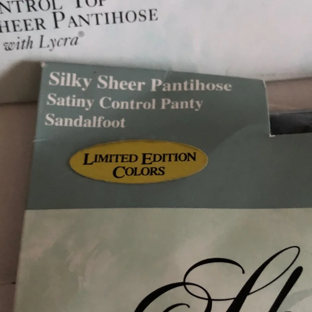Que Sheer Caress Control Top Pantyhose in Berry